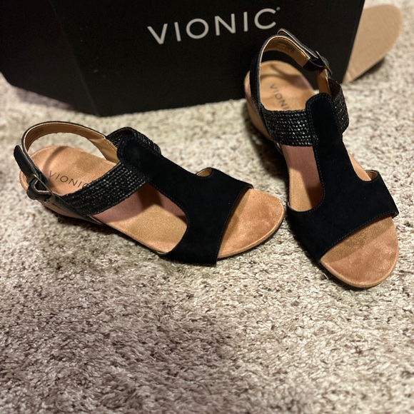 Almost New Ladies Kaytie Black T-Strap 9M Sandal - Picture 3 of 3